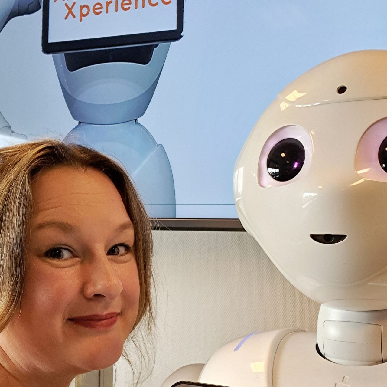 Helma Lensen met robot Pepper
