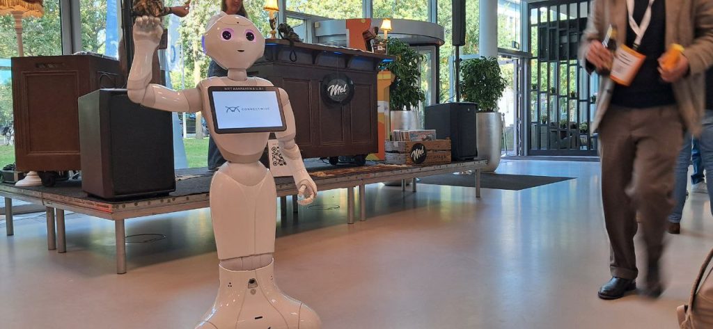Pepper robot tijdens feest