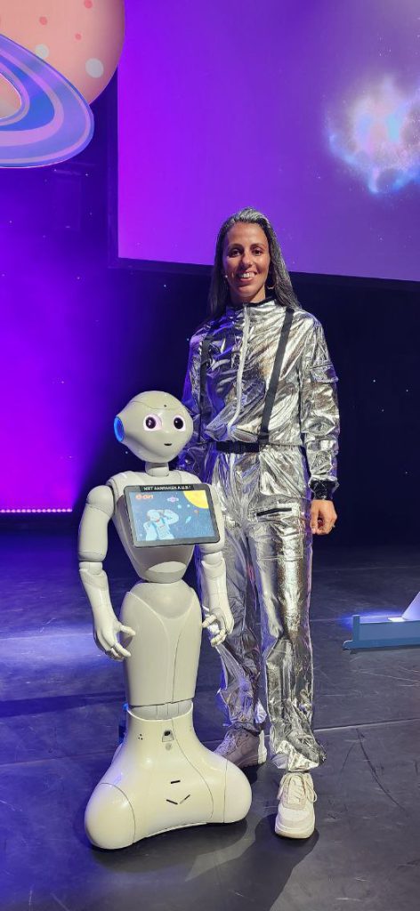 Pepper robot met host